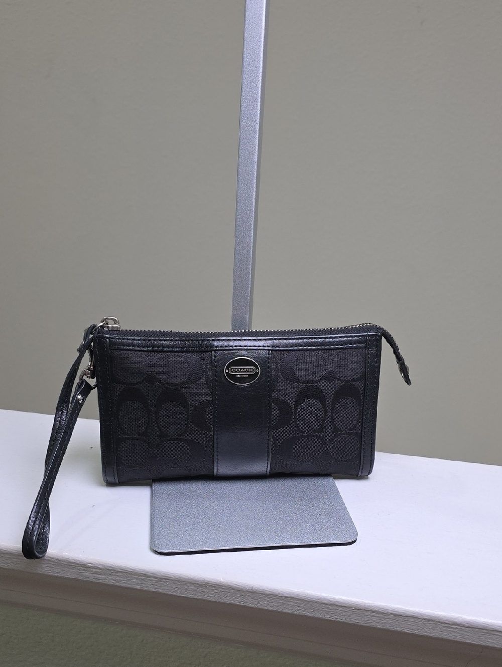 COACH Signature Print Black Leather Zippy Phone Wallet/Wristlet EUC